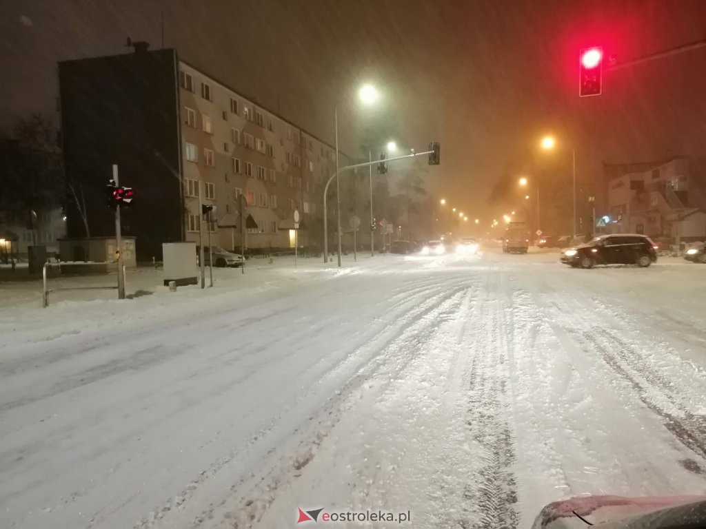 Intensywne opady śniegu. Fatalne warunki drogowe w Ostrołęce - zdjęcie #33 - eOstroleka.pl