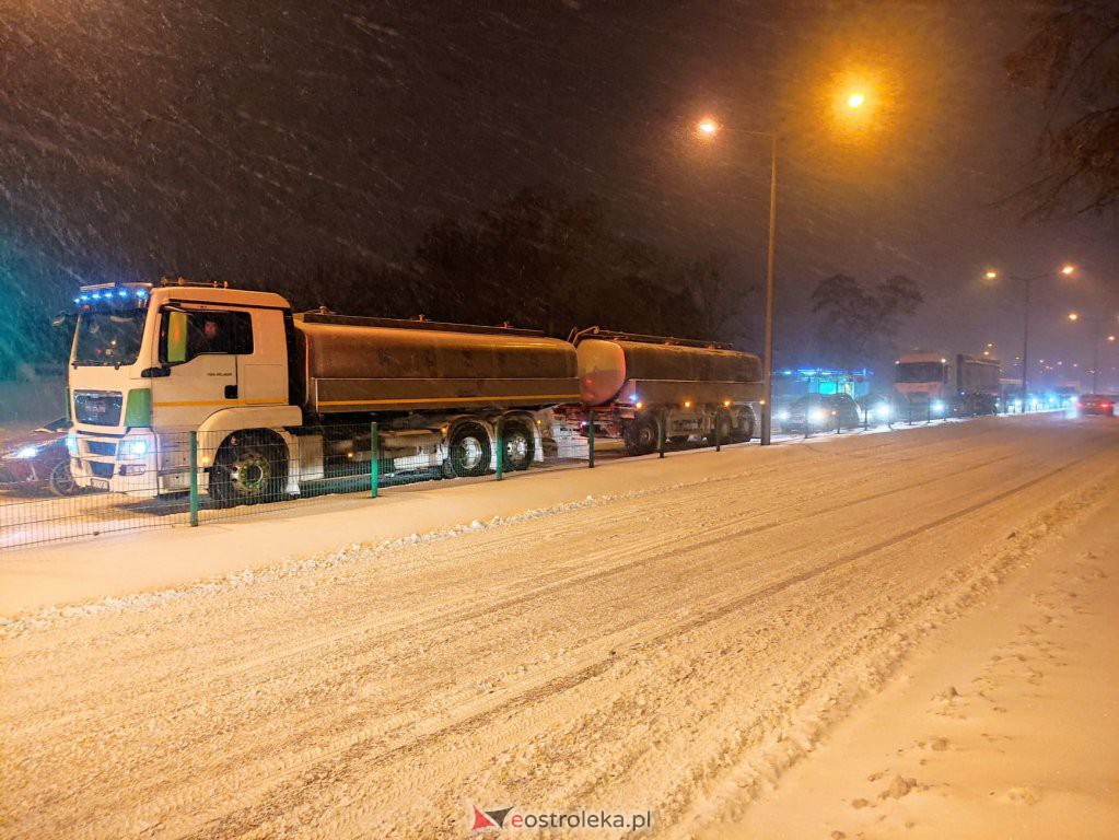 Intensywne opady śniegu. Fatalne warunki drogowe w Ostrołęce - zdjęcie #34 - eOstroleka.pl