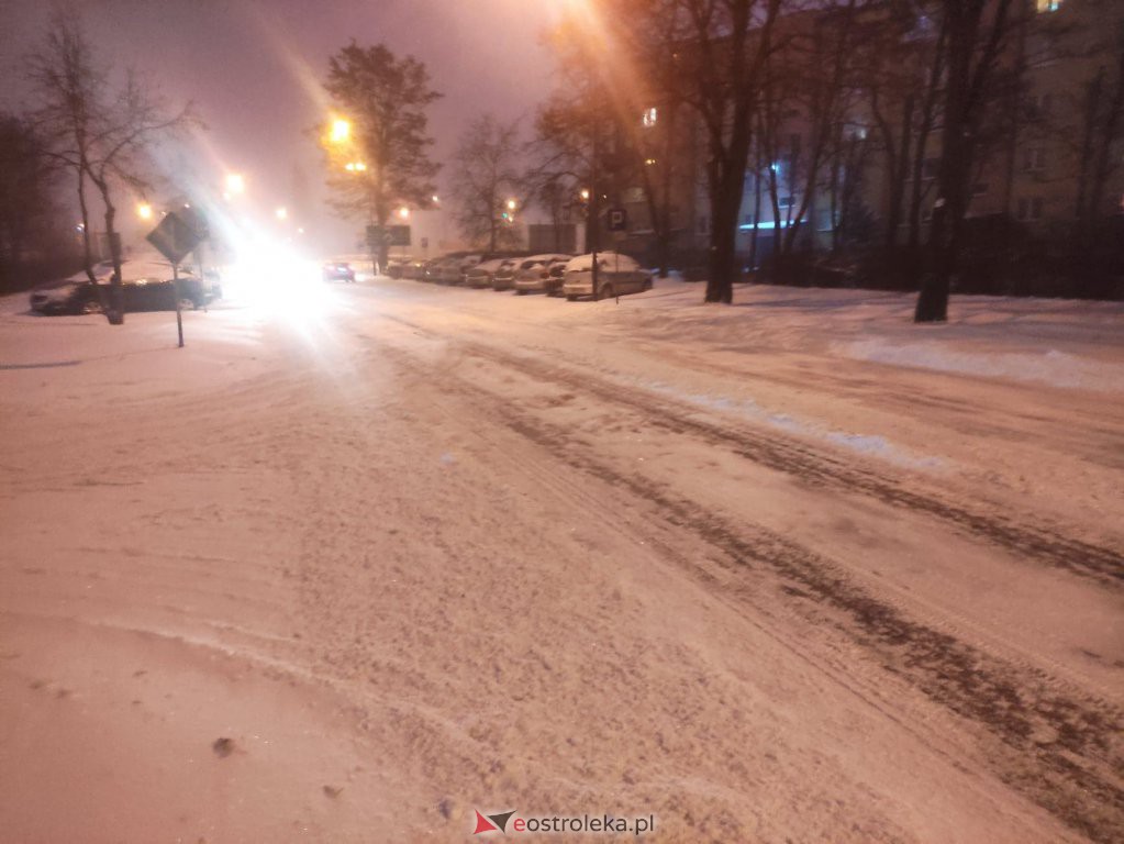 Intensywne opady śniegu. Fatalne warunki drogowe w Ostrołęce - zdjęcie #35 - eOstroleka.pl