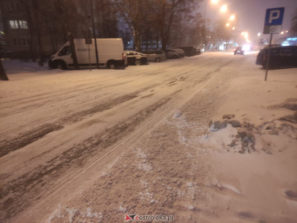 Intensywne opady śniegu. Fatalne warunki drogowe w Ostrołęce - zdjęcie #36 - eOstroleka.pl