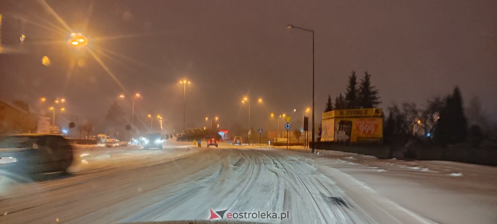 Intensywne opady śniegu. Fatalne warunki drogowe w Ostrołęce - zdjęcie #37 - eOstroleka.pl