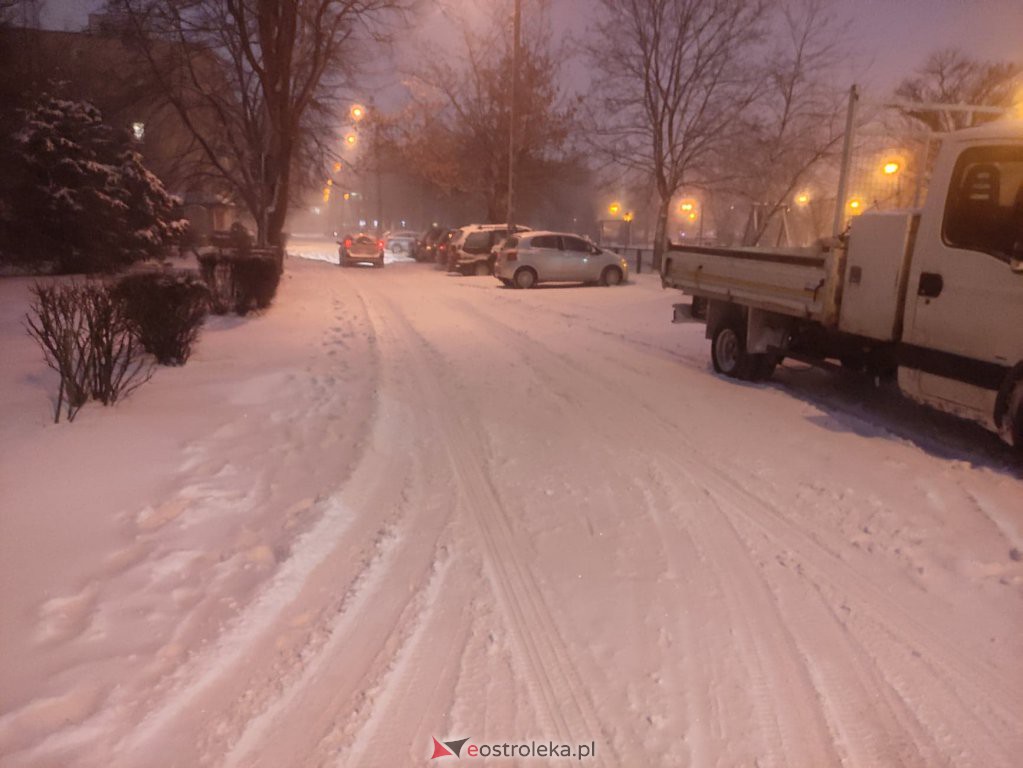 Intensywne opady śniegu. Fatalne warunki drogowe w Ostrołęce - zdjęcie #38 - eOstroleka.pl