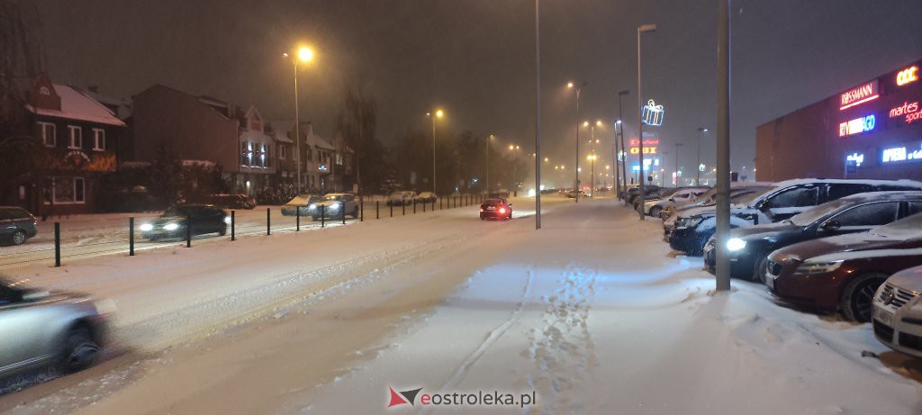 Intensywne opady śniegu. Fatalne warunki drogowe w Ostrołęce - zdjęcie #39 - eOstroleka.pl