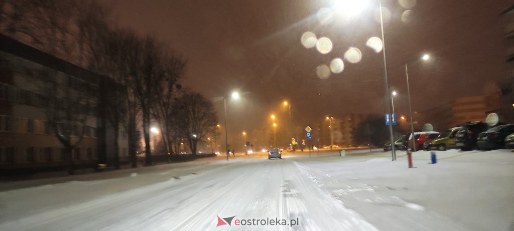 Intensywne opady śniegu. Fatalne warunki drogowe w Ostrołęce - zdjęcie #40 - eOstroleka.pl