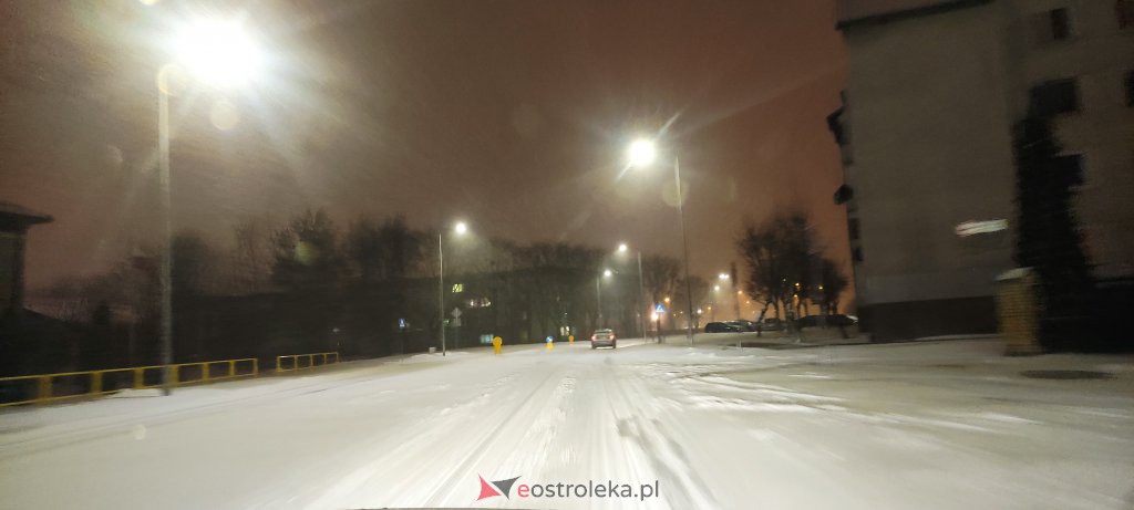 Intensywne opady śniegu. Fatalne warunki drogowe w Ostrołęce - zdjęcie #30 - eOstroleka.pl