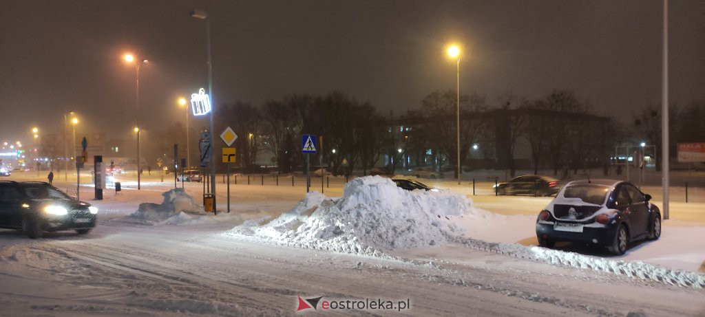 Intensywne opady śniegu. Fatalne warunki drogowe w Ostrołęce - zdjęcie #29 - eOstroleka.pl