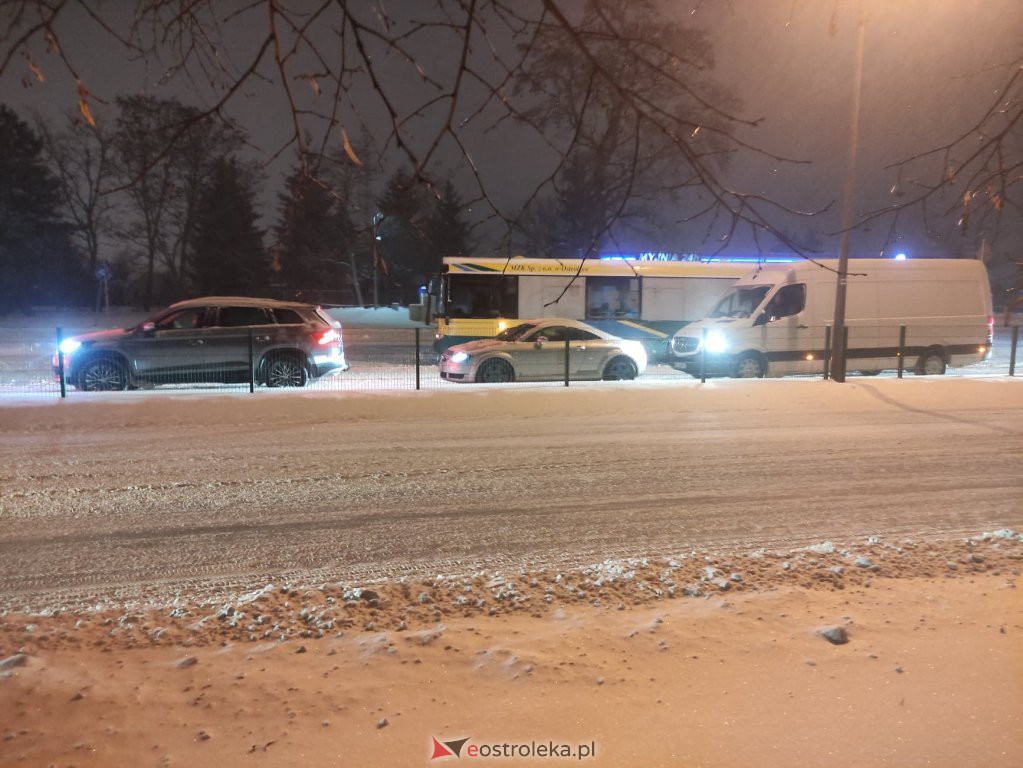 Intensywne opady śniegu. Fatalne warunki drogowe w Ostrołęce - zdjęcie #27 - eOstroleka.pl