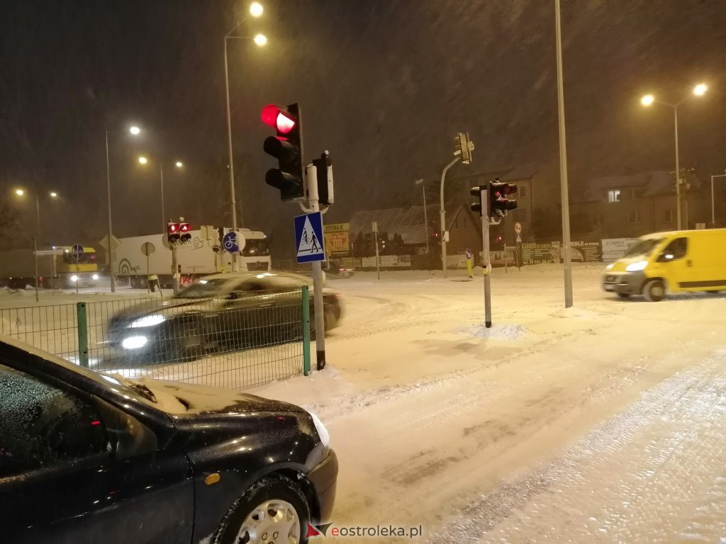 Intensywne opady śniegu. Fatalne warunki drogowe w Ostrołęce - zdjęcie #45 - eOstroleka.pl