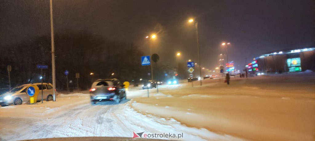 Intensywne opady śniegu. Fatalne warunki drogowe w Ostrołęce - zdjęcie #25 - eOstroleka.pl