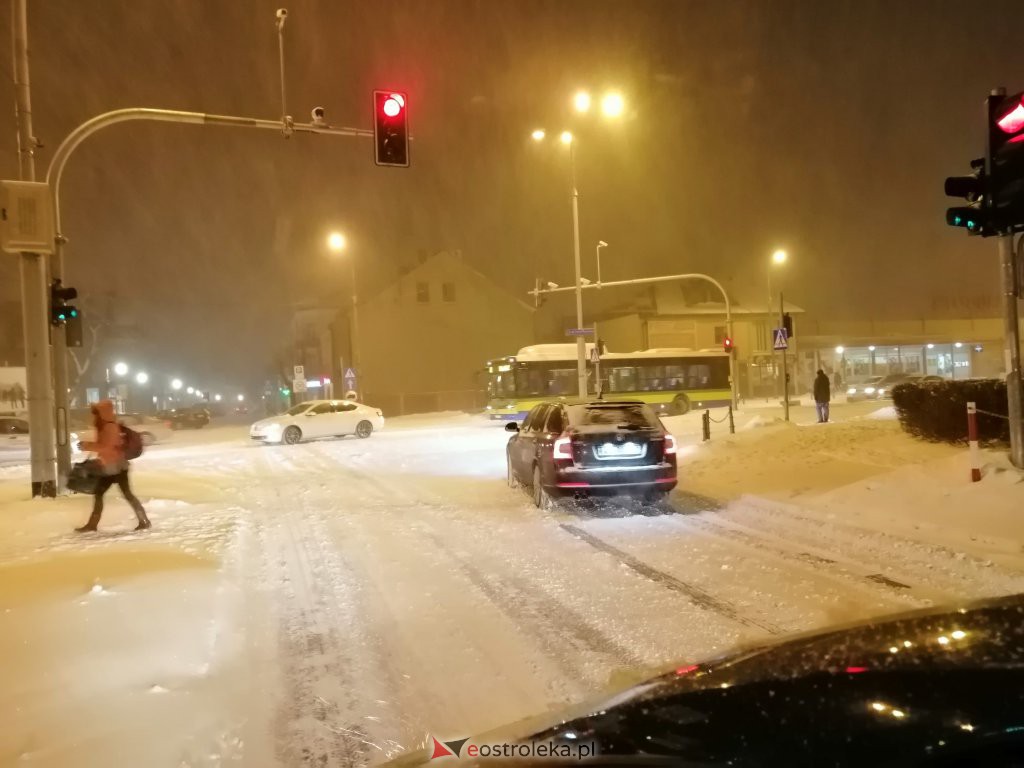 Intensywne opady śniegu. Fatalne warunki drogowe w Ostrołęce - zdjęcie #24 - eOstroleka.pl