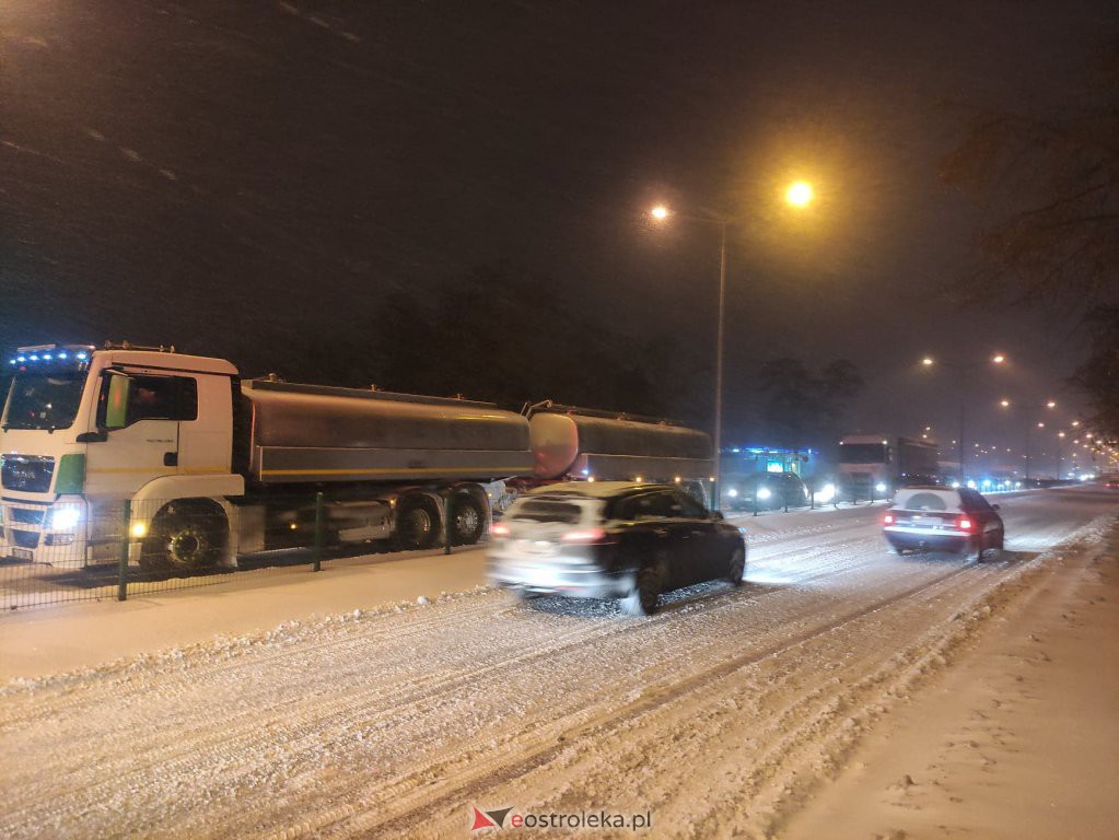 Intensywne opady śniegu. Fatalne warunki drogowe w Ostrołęce - zdjęcie #49 - eOstroleka.pl