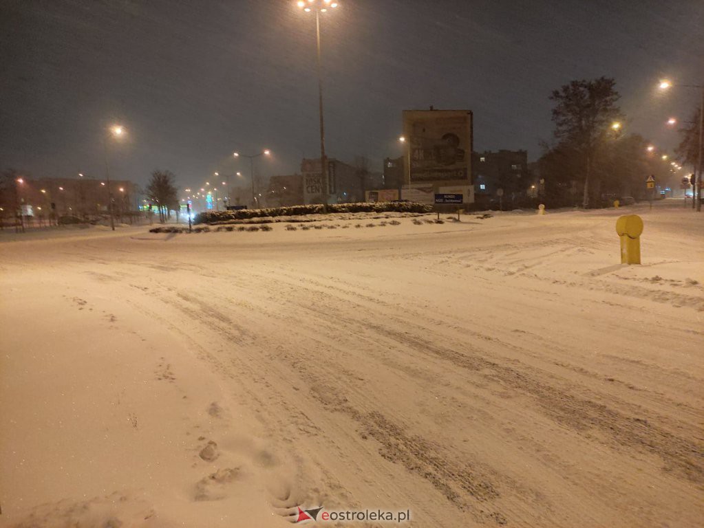 Intensywne opady śniegu. Fatalne warunki drogowe w Ostrołęce - zdjęcie #50 - eOstroleka.pl