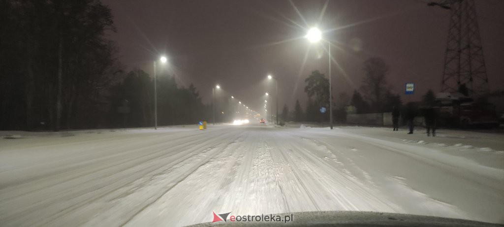Intensywne opady śniegu. Fatalne warunki drogowe w Ostrołęce - zdjęcie #52 - eOstroleka.pl