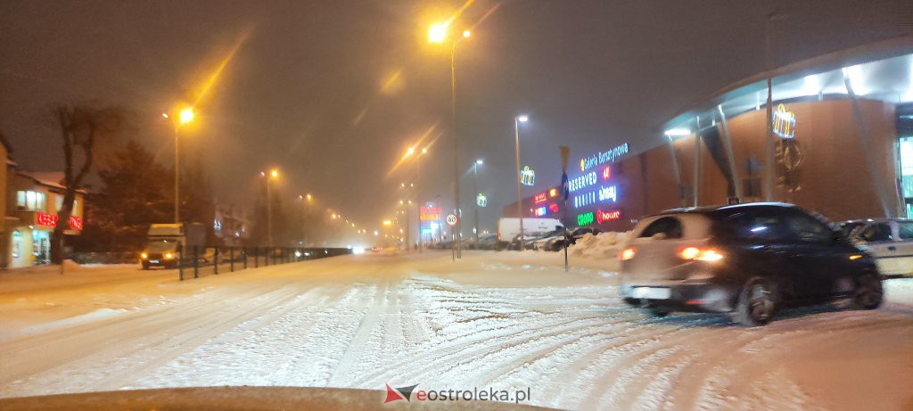 Intensywne opady śniegu. Fatalne warunki drogowe w Ostrołęce - zdjęcie #18 - eOstroleka.pl