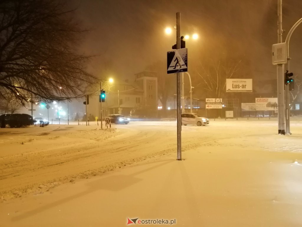Intensywne opady śniegu. Fatalne warunki drogowe w Ostrołęce - zdjęcie #17 - eOstroleka.pl
