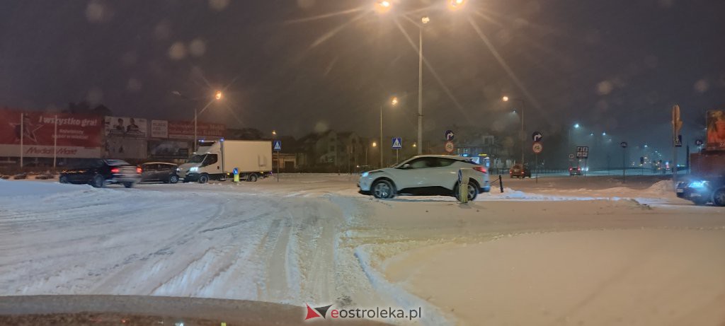 Intensywne opady śniegu. Fatalne warunki drogowe w Ostrołęce - zdjęcie #16 - eOstroleka.pl