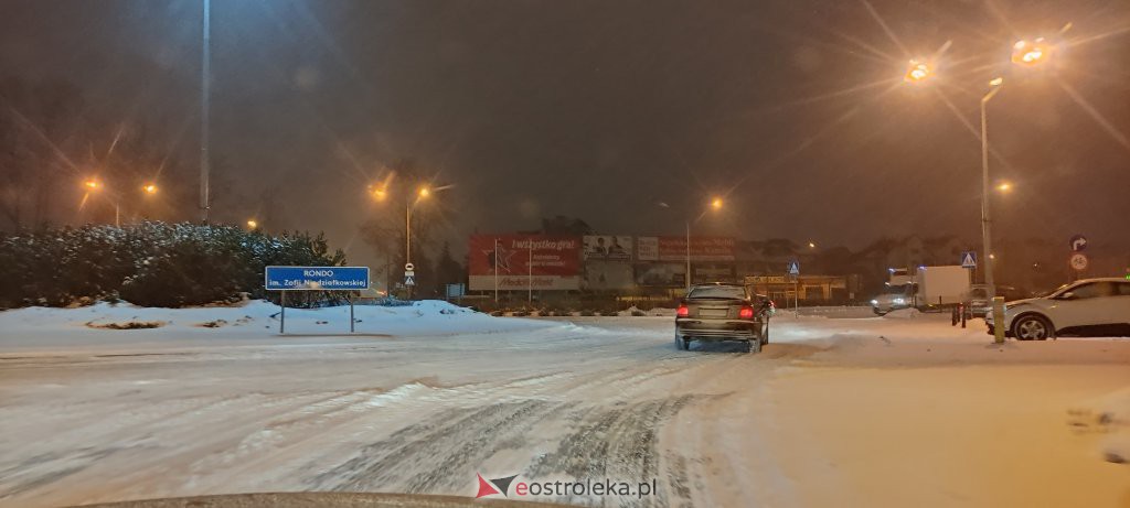 Intensywne opady śniegu. Fatalne warunki drogowe w Ostrołęce - zdjęcie #15 - eOstroleka.pl