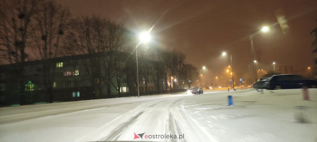 Intensywne opady śniegu. Fatalne warunki drogowe w Ostrołęce - zdjęcie #14 - eOstroleka.pl