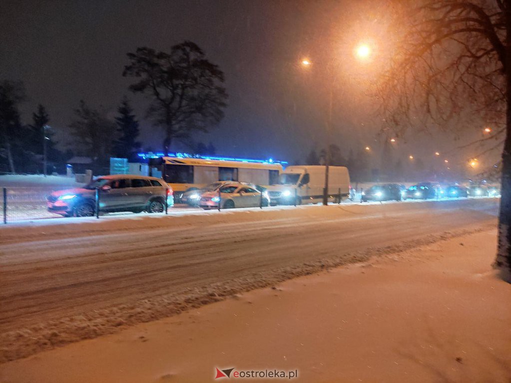 Intensywne opady śniegu. Fatalne warunki drogowe w Ostrołęce - zdjęcie #13 - eOstroleka.pl