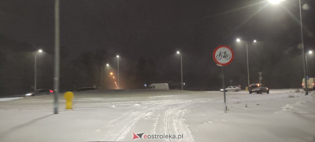 Intensywne opady śniegu. Fatalne warunki drogowe w Ostrołęce - zdjęcie #10 - eOstroleka.pl