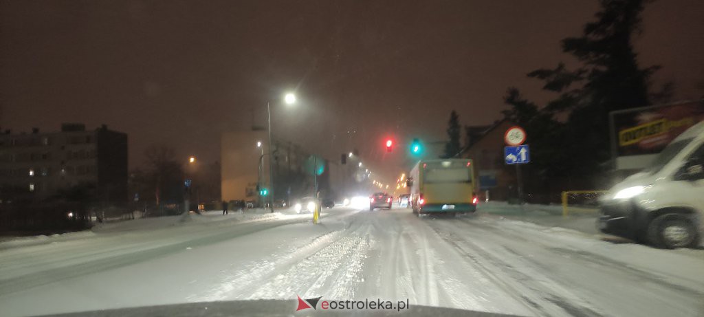 Intensywne opady śniegu. Fatalne warunki drogowe w Ostrołęce - zdjęcie #62 - eOstroleka.pl