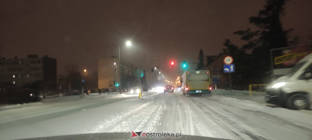 Intensywne opady śniegu. Fatalne warunki drogowe w Ostrołęce - zdjęcie #9 - eOstroleka.pl