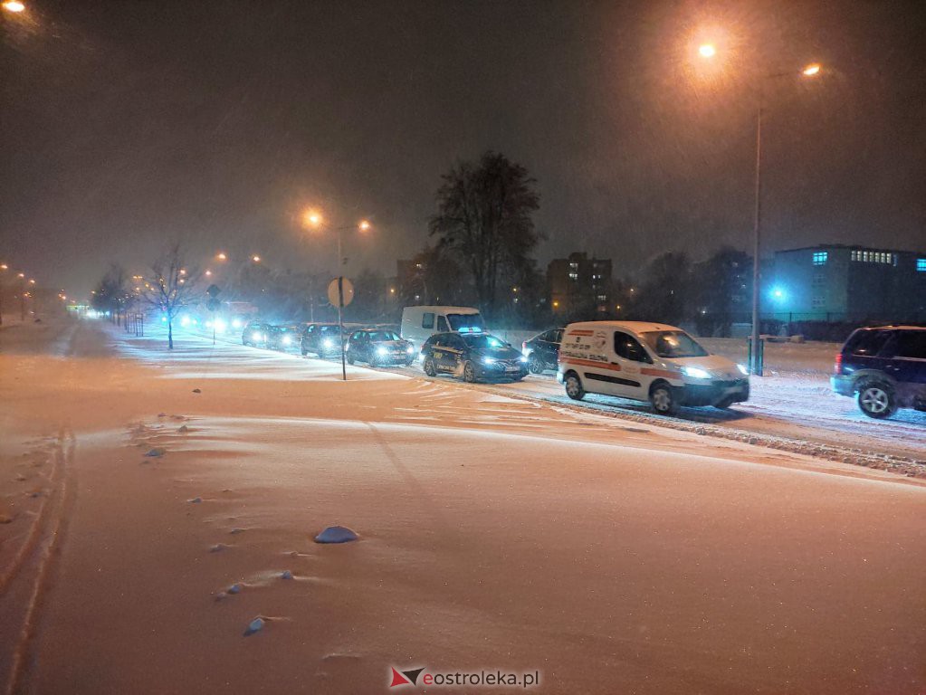 Intensywne opady śniegu. Fatalne warunki drogowe w Ostrołęce - zdjęcie #8 - eOstroleka.pl