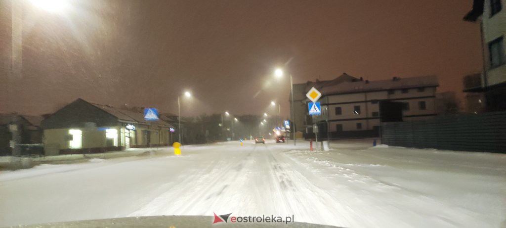 Intensywne opady śniegu. Fatalne warunki drogowe w Ostrołęce - zdjęcie #7 - eOstroleka.pl