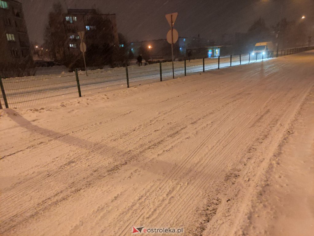 Intensywne opady śniegu. Fatalne warunki drogowe w Ostrołęce - zdjęcie #65 - eOstroleka.pl