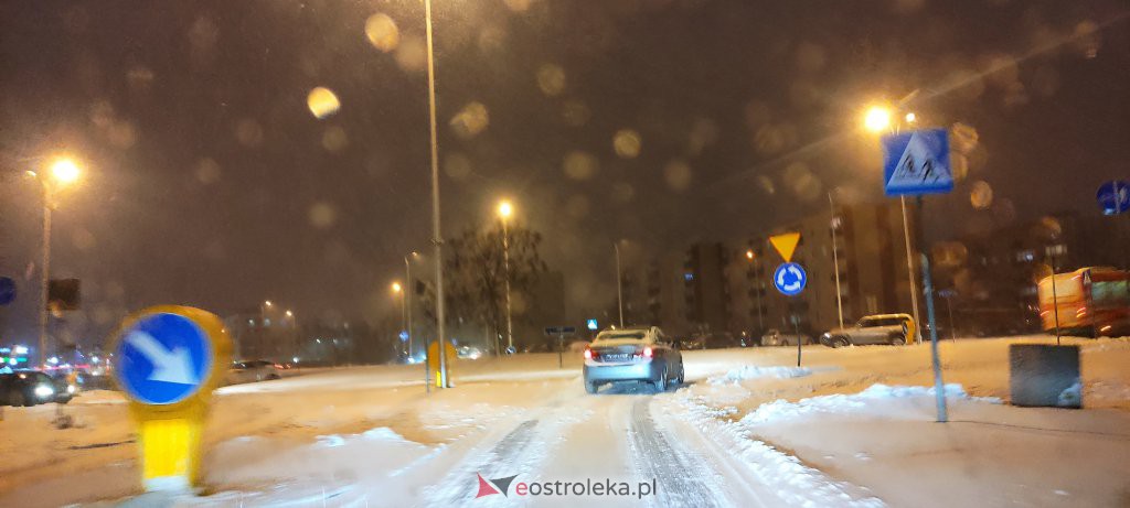 Intensywne opady śniegu. Fatalne warunki drogowe w Ostrołęce - zdjęcie #5 - eOstroleka.pl