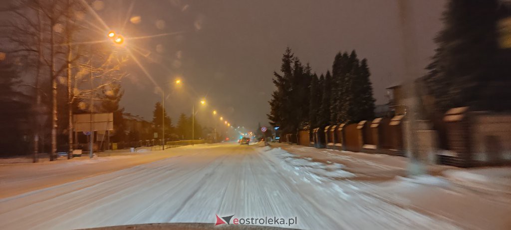 Intensywne opady śniegu. Fatalne warunki drogowe w Ostrołęce - zdjęcie #4 - eOstroleka.pl