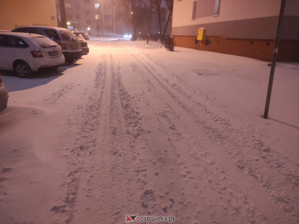 Intensywne opady śniegu. Fatalne warunki drogowe w Ostrołęce - zdjęcie #3 - eOstroleka.pl
