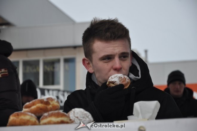 Ostrołęckie mistrzostwa w jedzeniu pączków. Tak przed laty świętowaliśmy „Tłuste Czwartki” [11.02.2021] - zdjęcie #3 - eOstroleka.pl