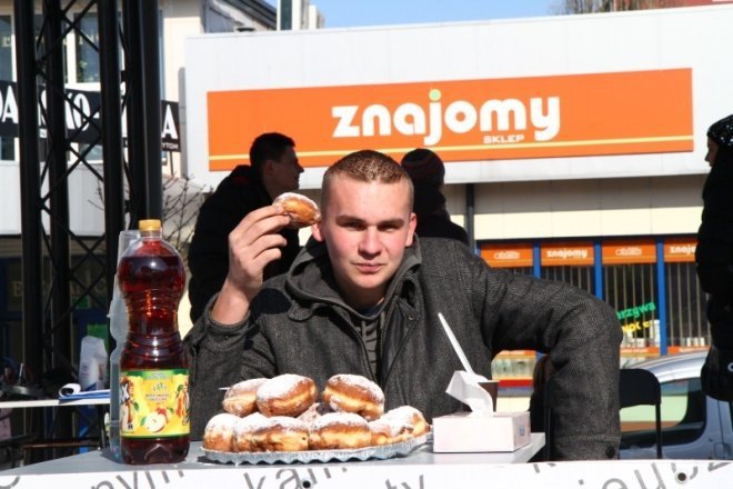Ostrołęckie mistrzostwa w jedzeniu pączków. Tak przed laty świętowaliśmy „Tłuste Czwartki” [11.02.2021] - zdjęcie #8 - eOstroleka.pl