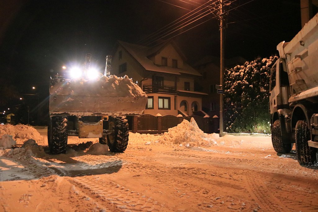Odśnieżanie parkingów w Ostrołęce [11.02.2021] - zdjęcie #7 - eOstroleka.pl