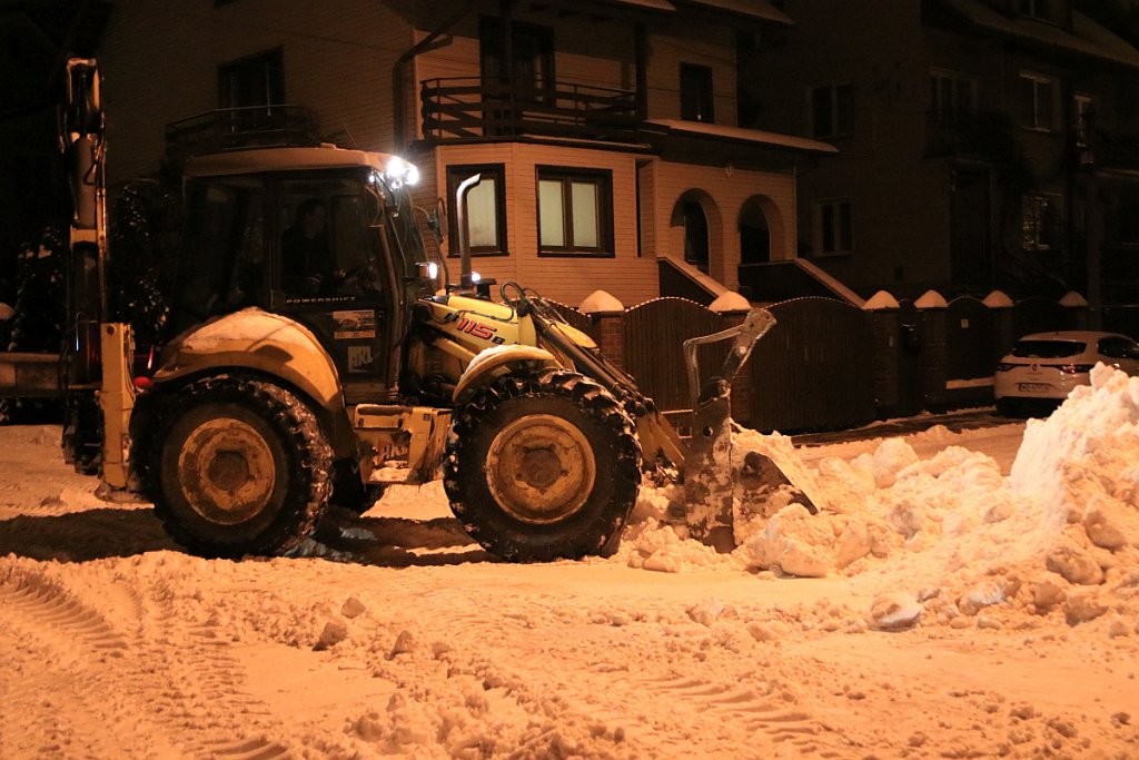 Odśnieżanie parkingów w Ostrołęce [11.02.2021] - zdjęcie #2 - eOstroleka.pl