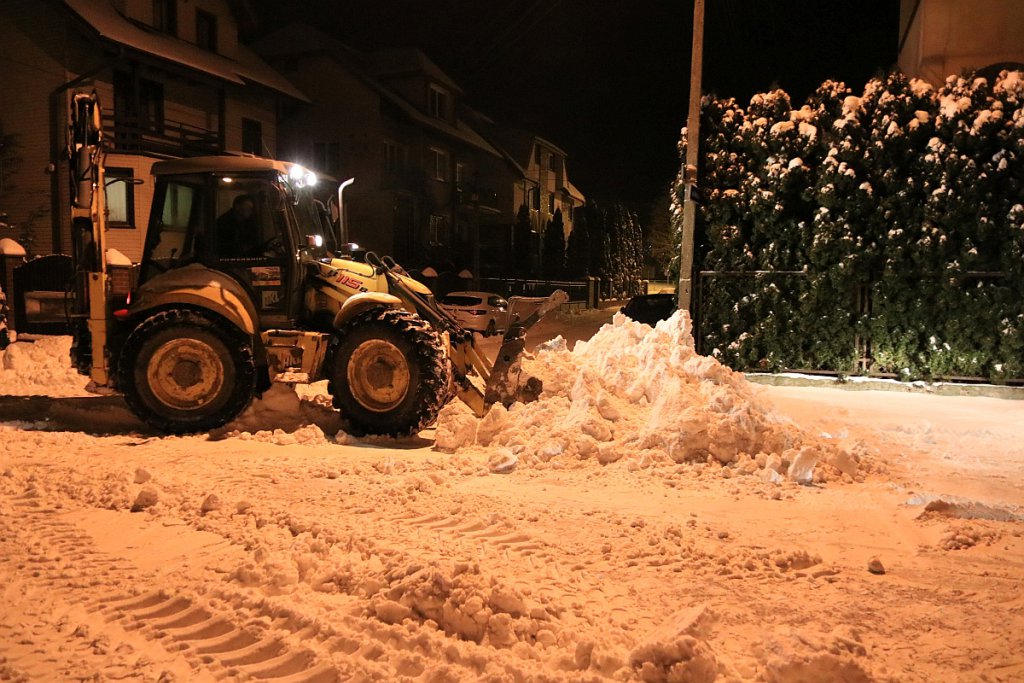 Odśnieżanie parkingów w Ostrołęce [11.02.2021] - zdjęcie #1 - eOstroleka.pl
