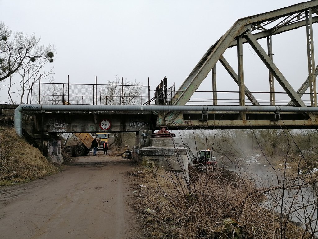 Ruszyli z rozbiórką mostu kolejowego na Narwi w Ostrołęce [01.03.2021] - zdjęcie #18 - eOstroleka.pl