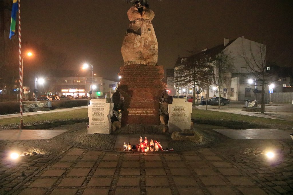 Ostrołęczanie w hołdzie Żołnierzom Wyklętym [01.03.2021] - zdjęcie #2 - eOstroleka.pl