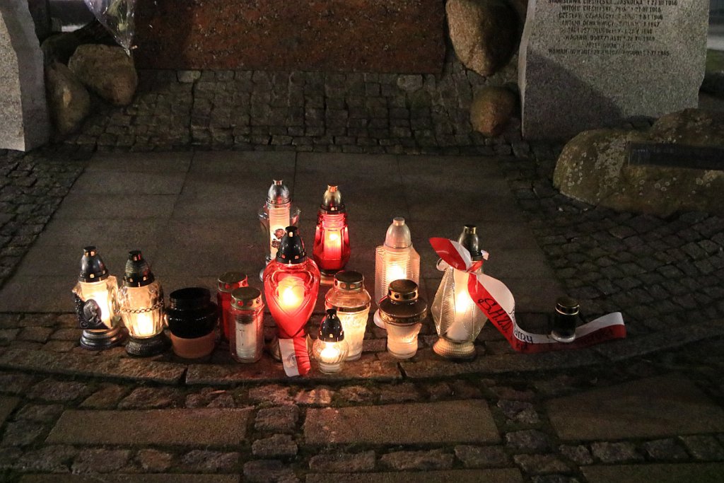 Ostrołęczanie w hołdzie Żołnierzom Wyklętym [01.03.2021] - zdjęcie #3 - eOstroleka.pl