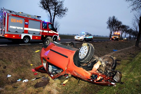 Dachowanie osobówki na DK-61. Poszkodowany senior trafił do szpitala [03.03.2021] - zdjęcie #3 - eOstroleka.pl
