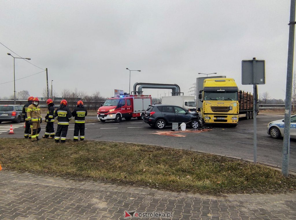Poważny wypadek na osiedlu Wojciechowice [04.03.2021] - zdjęcie #12 - eOstroleka.pl
