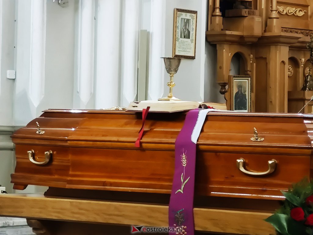 Pogrzeb ks. Piotra Łady, wieloletniego proboszcza parafii Rzekuń [06.03.2021 r.] - zdjęcie #9 - eOstroleka.pl