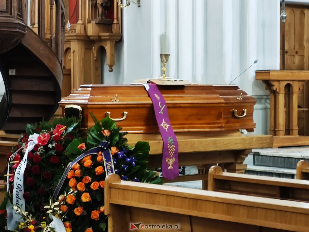 Pogrzeb ks. Piotra Łady, wieloletniego proboszcza parafii Rzekuń [06.03.2021 r.] - zdjęcie #13 - eOstroleka.pl
