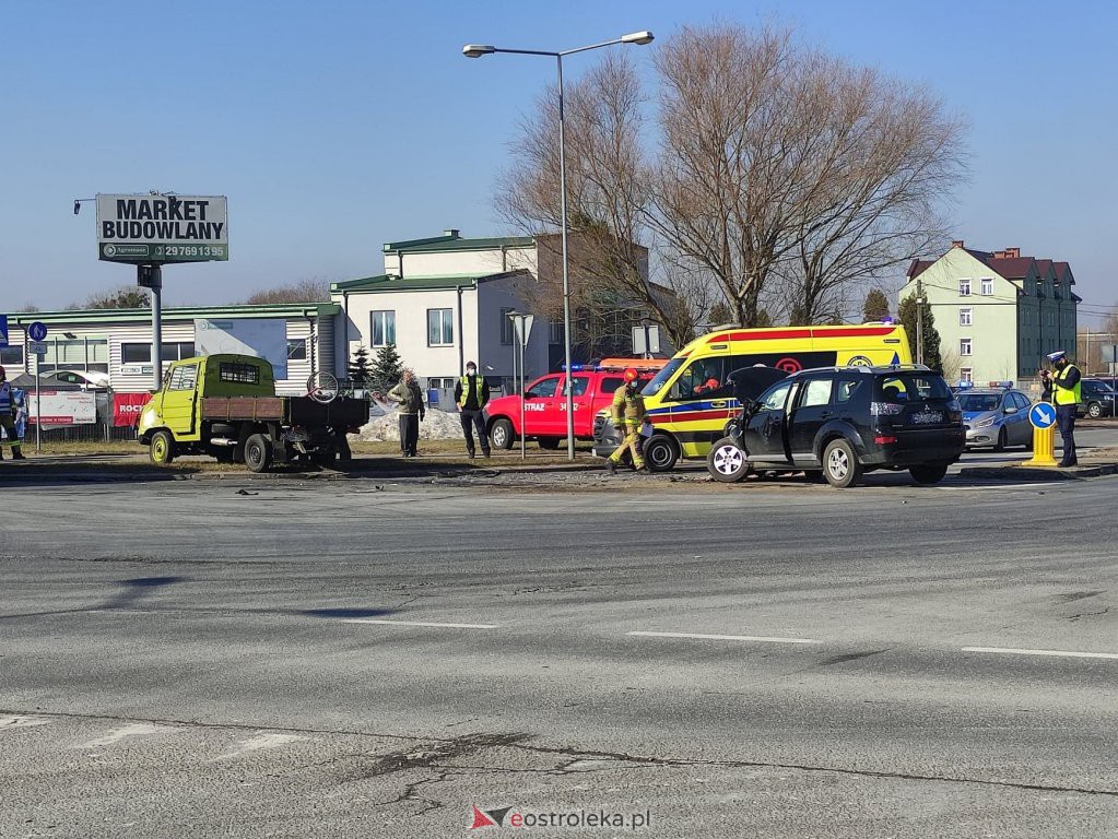 Wypadek na ulicy Kołobrzeskiej [10.03.2021] - zdjęcie #8 - eOstroleka.pl