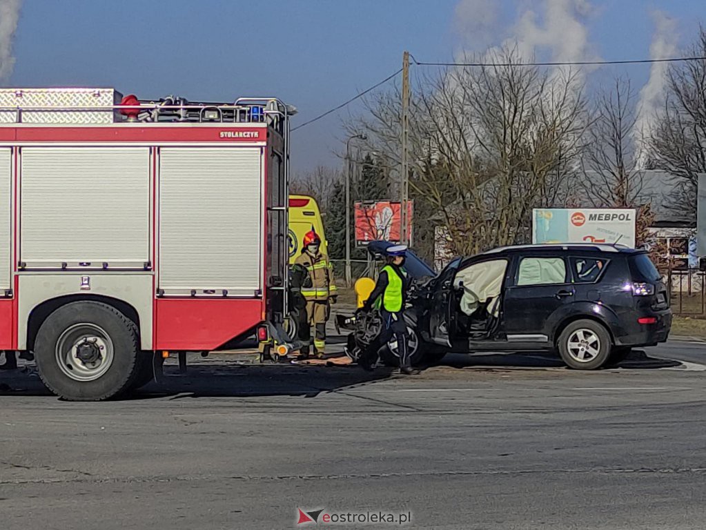 Wypadek na ulicy Kołobrzeskiej [10.03.2021] - zdjęcie #9 - eOstroleka.pl