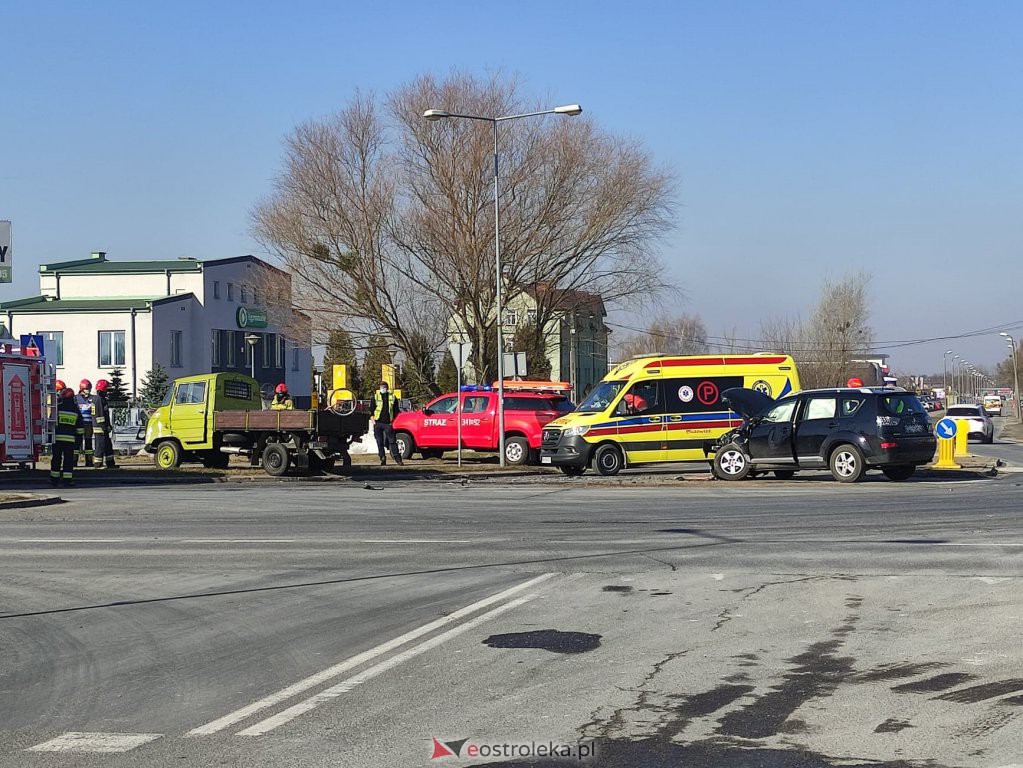 Wypadek na ulicy Kołobrzeskiej [10.03.2021] - zdjęcie #10 - eOstroleka.pl