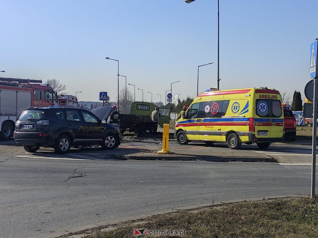 Wypadek na ulicy Kołobrzeskiej [10.03.2021] - zdjęcie #11 - eOstroleka.pl