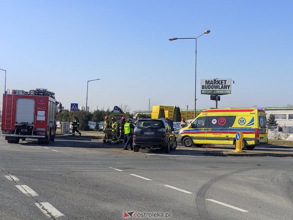 Wypadek na ulicy Kołobrzeskiej [10.03.2021] - zdjęcie #14 - eOstroleka.pl