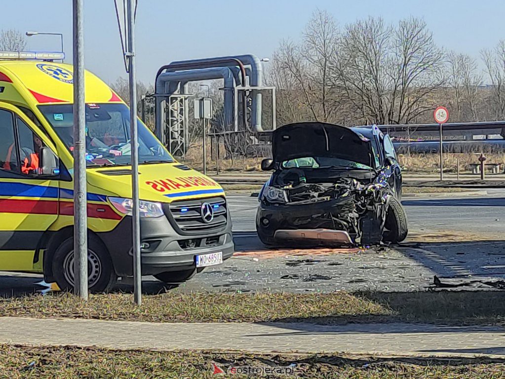 Wypadek na ulicy Kołobrzeskiej [10.03.2021] - zdjęcie #17 - eOstroleka.pl